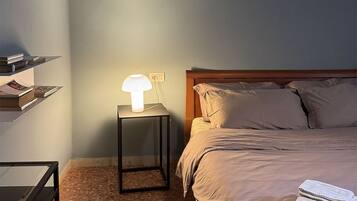 1 chambre, lit parapluie, Wi-Fi gratuit, draps fournis