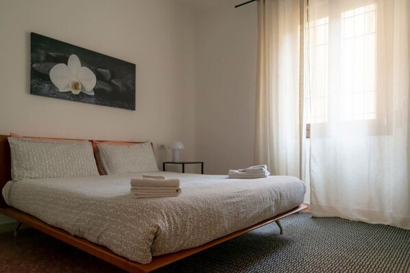 1 bedroom, travel cot, free WiFi, bed sheets