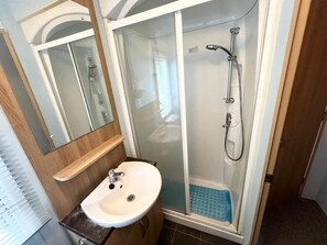 Shower, hair dryer, toilet paper - 2 Bedroom Caravan NV13, Lower Hyde, Shanklin, Isle of Wight (Shanklin)