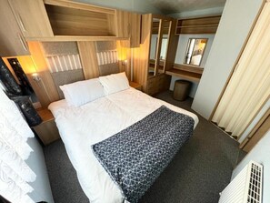 2 bedrooms, iron/ironing board, bed sheets - 2 Bedroom Caravan NV13, Lower Hyde, Shanklin, Isle of Wight (Shanklin)