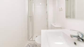 Douche, serviettes fournies