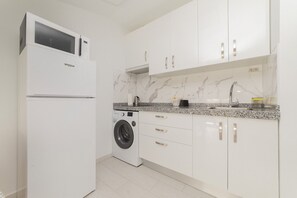 Jääkaappi, mikroaaltouuni, liesi, kahvin-/teenkeitin