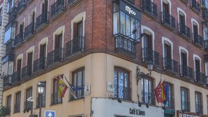 A multi-story building with a cafe on the ground floor. - Hotel Miau  (Madrid)