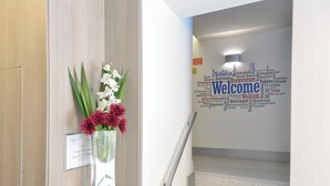 32-inch TV with satellite channels - Hotel Miau  (Madrid)