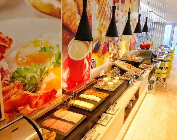 Petit déjeuner buffet (12 EUR par personne)