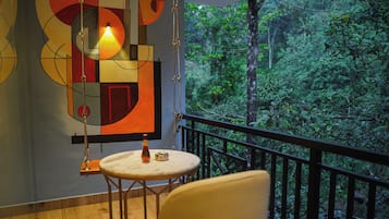 1 bedroom, premium bedding, desk, laptop workspace