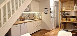 Geladeira, micro-ondas, cooktop, lava-louças