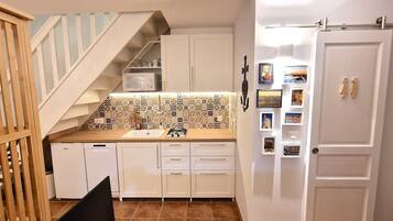 Réfrigérateur, micro-ondes, plaque de cuisson, lave-vaisselle