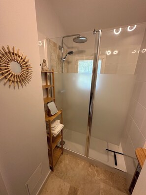 Shower, hair dryer, towels - Apartment with pool in the Camargue - family time in a great complex (Saint-Laurent-d'Aigouze)