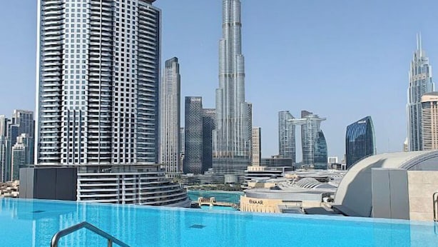 Zona de piscina con vistas al Burj Khalifa y edificios altos circundantes.
