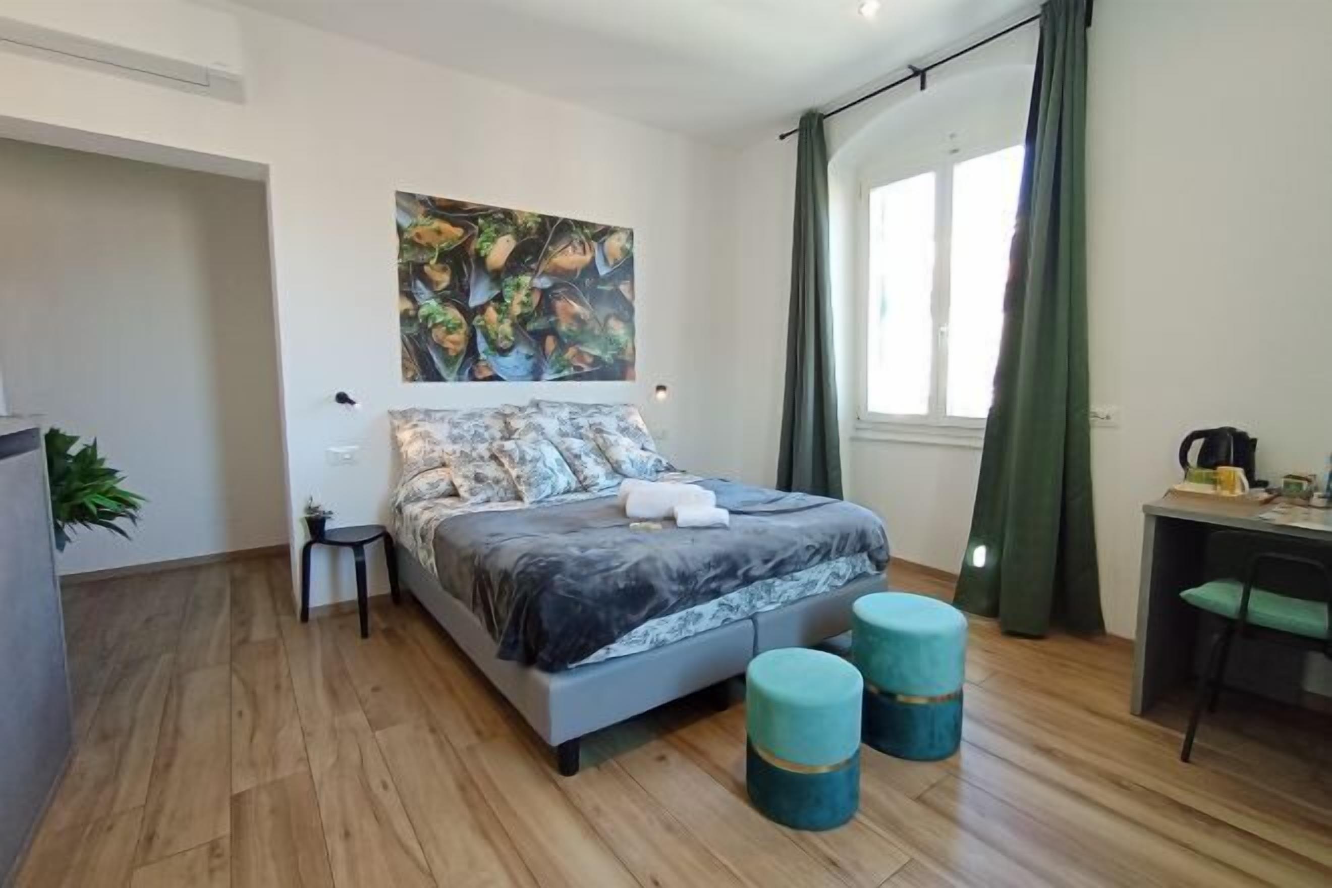 Cubrecamas y caja de seguridad en la habitación 