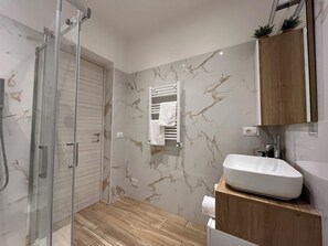 Luxe kamer, 1 twee- of 2 eenpersoonsbedden, uitzicht op de stad | Badkamer met wastafel