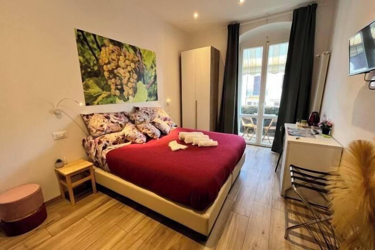 Cubrecamas y caja de seguridad en la habitación