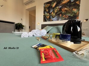 Comfort driepersoonskamer, uitzicht op de stad | Koffie en/of koffiezetapparaat