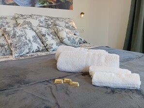 Comfort-Dreibettzimmer, Stadtblick | Badezimmerausstattung