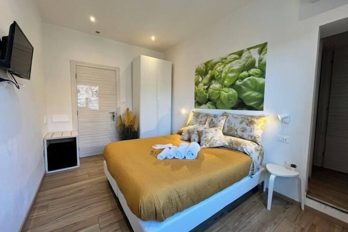 Cubrecamas y caja de seguridad en la habitación