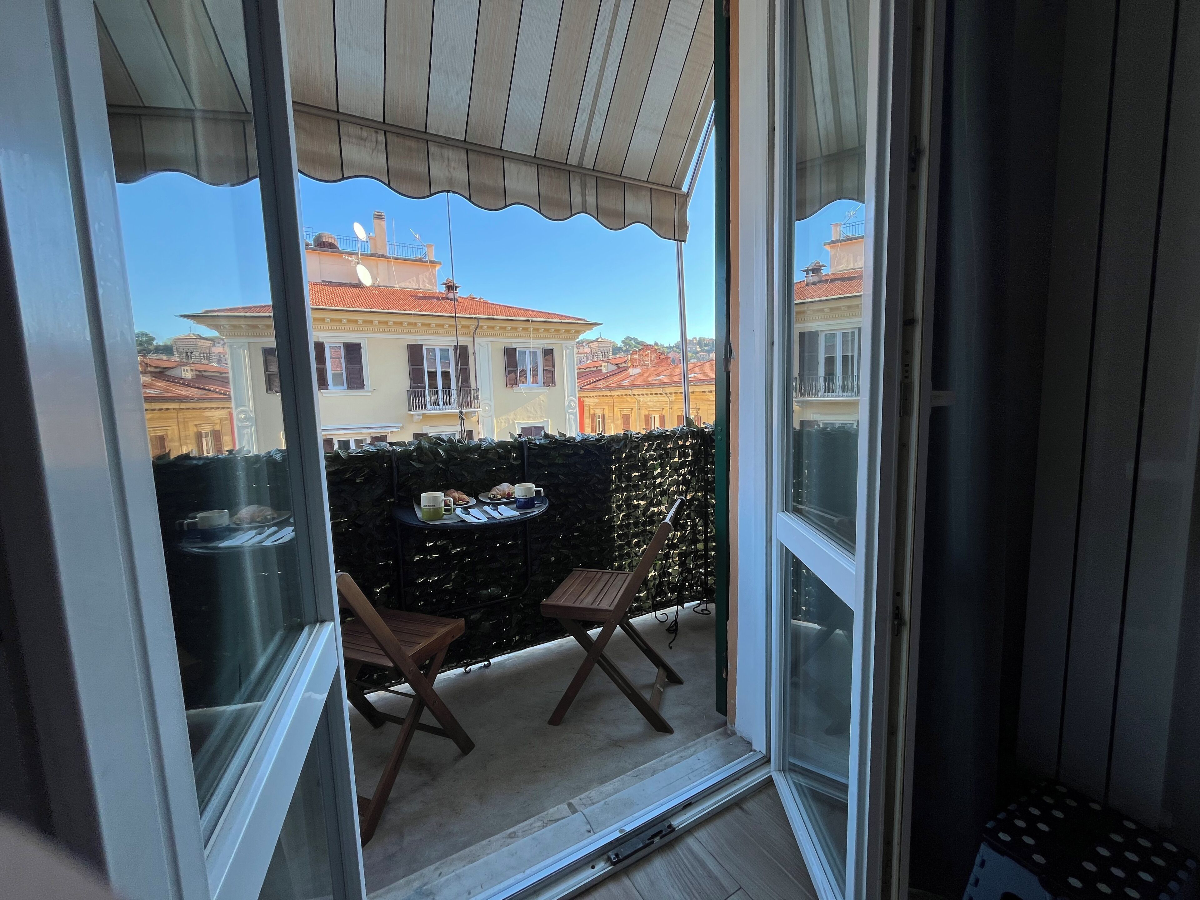 Luksus-værelse med dobbeltseng eller 2 enkeltsenge - byudsigt | Balkon