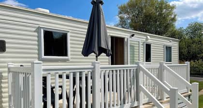 Cosy 3 Bedroom Caravan in South Cerney