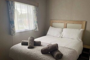 3 bedrooms, free WiFi, bed sheets - Cosy 3 Bedroom Caravan in South Cerney (Cirencester)