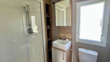 Een douche, handdoeken
