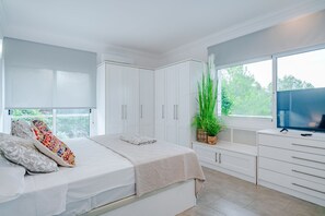 3 bedrooms, iron/ironing board, travel cot, free WiFi - *SUPERHOST* Private pool and sea view | Villa Blanca La Sella (La Sella)