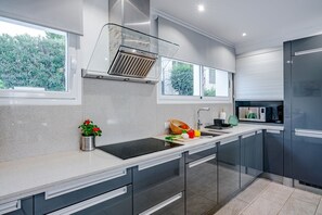 Een koelkast, een microgolfoven, een oven, een kookplaat