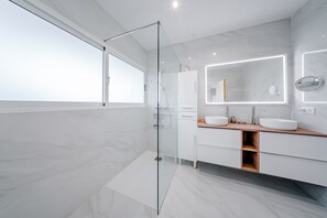 Dusche, Haartrockner, Handtücher, Toilettenpapier