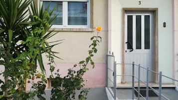 Apartment, 2 Bedrooms, Smoking, Patio | Property entrance