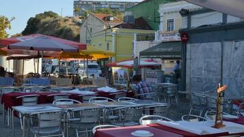 Appartement, 2 chambres, fumeurs, patio | Restauration extérieure