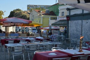 Apartemen, 2 kamar tidur, Boleh Merokok, patio | Tempat makan outdoor