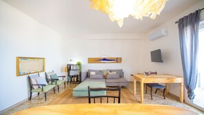 Apartment, Balkon, Meerblick | Wohnbereich