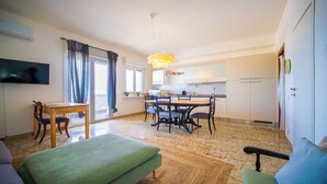 A modern apartment with a kitchen, dining area, and living room. - Solemar Sicilia - Casa Bella (Bagheria)