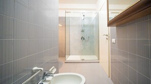 Apartment, Balkon, Meerblick | Badezimmer