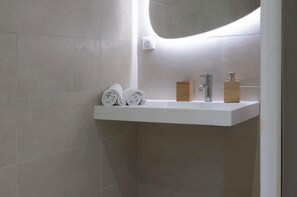 Secador de pelo, toallas, shampoo, papel higiénico