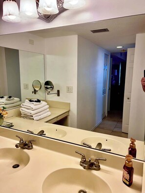 淋浴设施、吹风机、毛巾