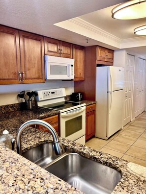 冷蔵庫、電子レンジ、オーブン、コンロ