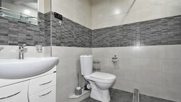 Deluxe Apartment, City View | Bathroom | Free toiletries, hair dryer, slippers, towels
