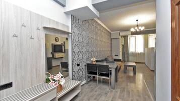 Deluxe Apartment, City View | Living area