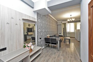 Apartamento Deluxe, vistas a la ciudad | Zona de estar