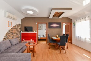 Family Apartment, Non Smoking, Garden View | In-room dining