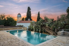 Outdoor pool, a heated pool - Villa Antonousa - Heated Pool & Stunning Outdoors (FP9G+H9 Kera, Greece)