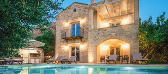 Villa Antonousa - Heated Pool & Stunning Outdoors