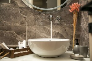 Dusch, hårtork och handdukar