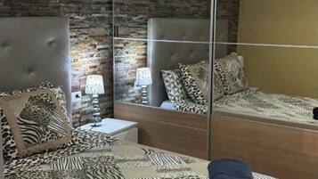 1 slaapkamer, een strijkplank/strijkijzer, wifi, beddengoed