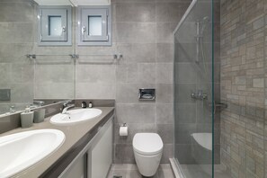 Dusche, Haartrockner, Handtücher, Toilettenpapier