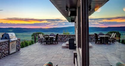 Private Oasis @ Bella Vista Lodge - Private Pool, Grotto Hot Tub, Great Room + Game Room