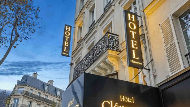 Un hotel chiamato 'Hotel Clémence', in stile architettonico europeo classico, con balconi e ampie finestre.