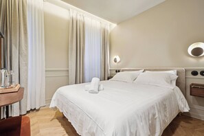 Deluxe Double Room | In-room safe, laptop workspace, iron/ironing board, free WiFi - Hotel Clemence (Paris)