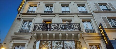 Vista frontal de la propiedad