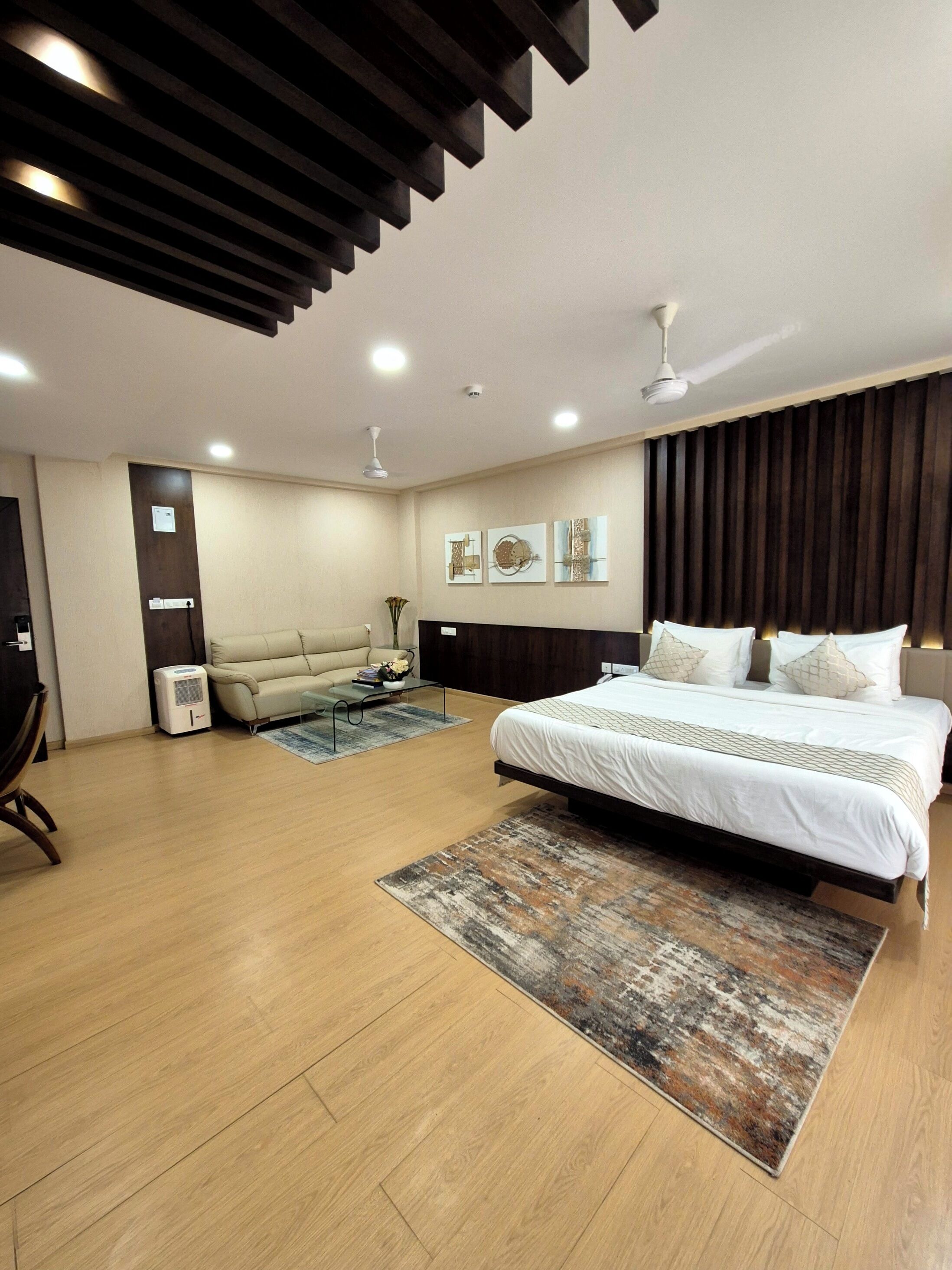 Um quarto moderno com uma cama grande, um sofá e uma mesa de centro.